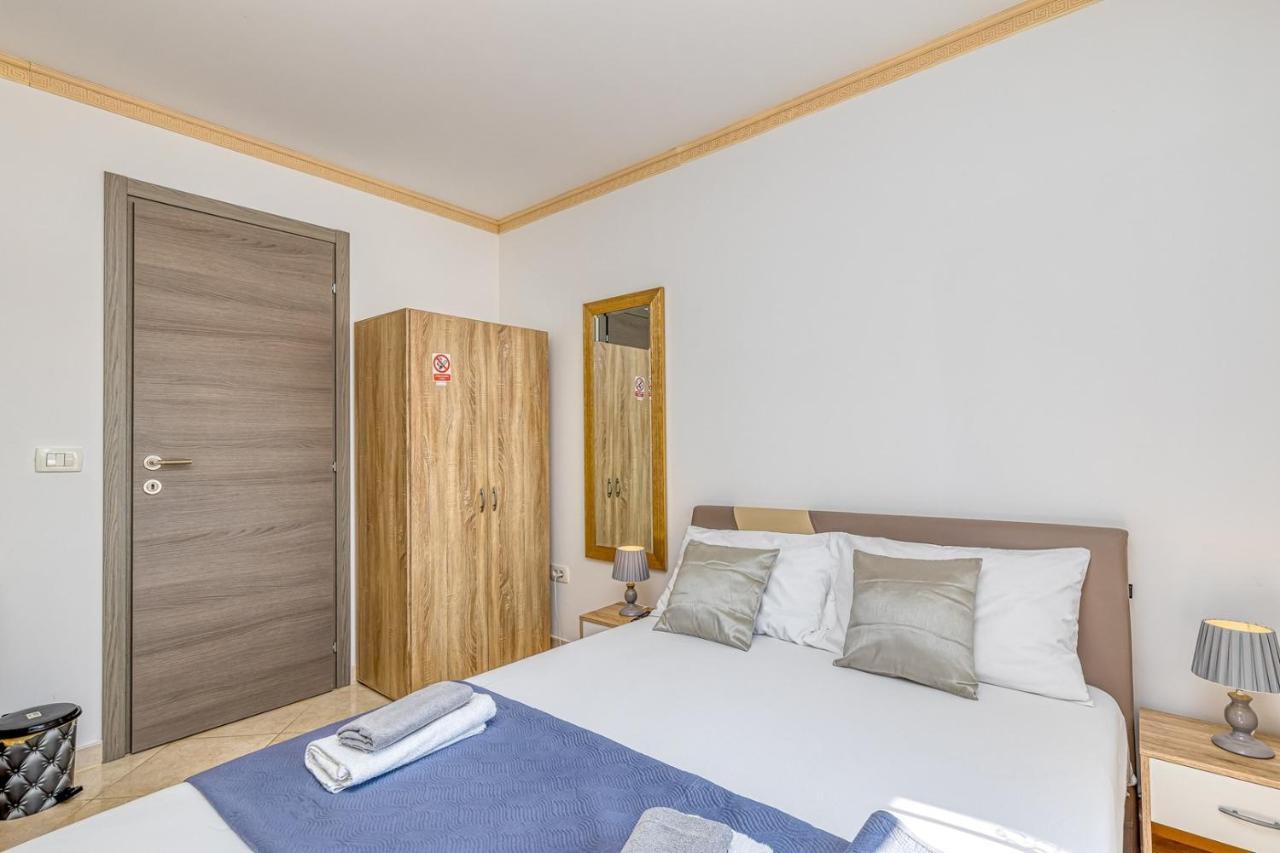 Rooms On Liberty Square Porec Bagian luar foto