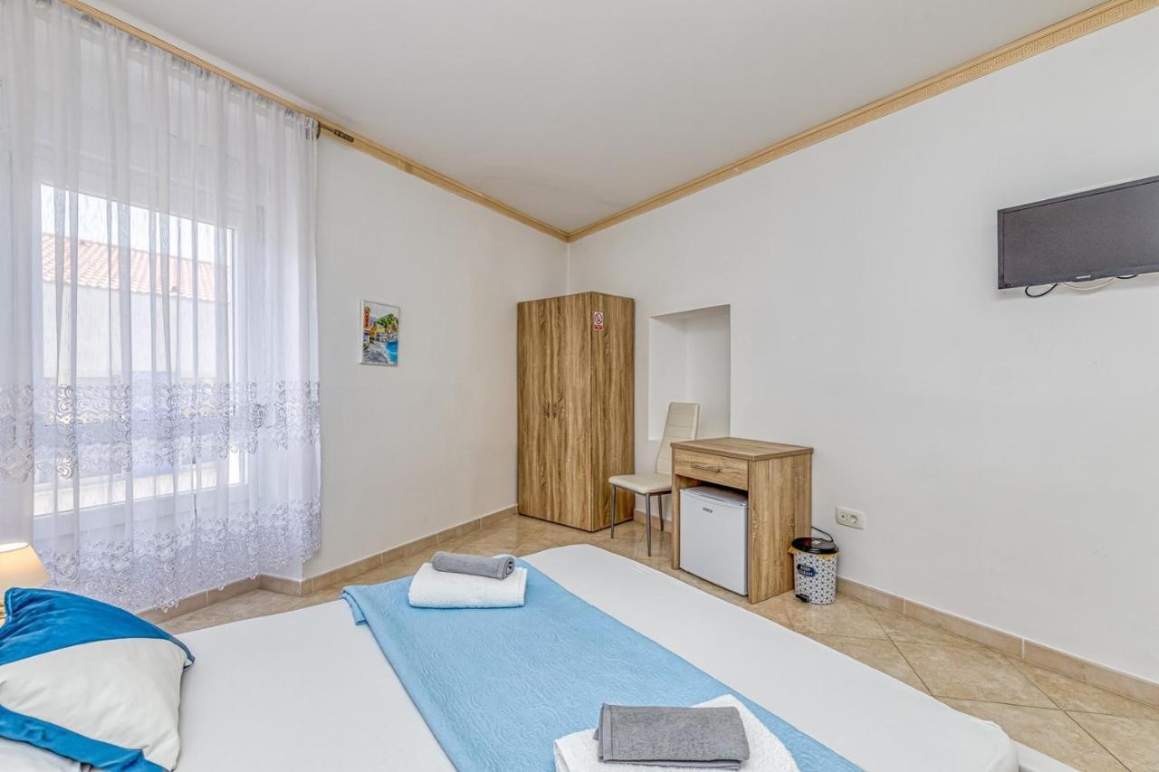 Rooms On Liberty Square Porec Bagian luar foto